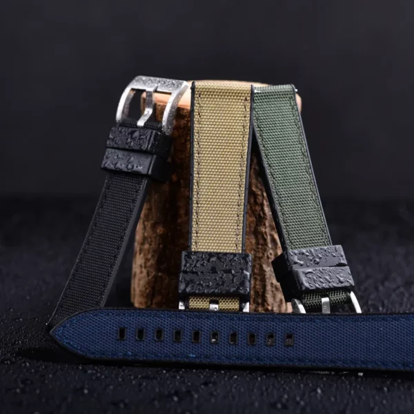 Watch Straps Canada Toile de voile et élastique FKM photographiés sur un fond sombre en cas de pluie