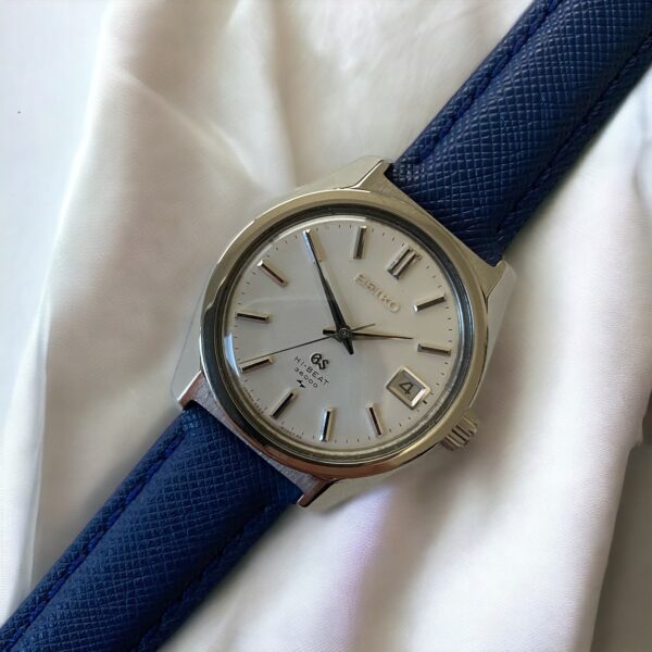 Grand Seiko monté sur bracelet en cuir saffiano bleu de watch straps canada